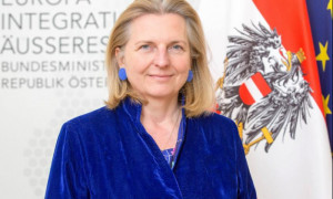 L'Autrichienne Karin Kneissl qui a dans avec Poutine nomme au conseil d'administration de Rosneft