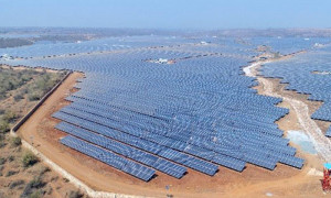 Emmanuel Macron, Narendra Modi et Isabelle Kocher inaugurent le parc solaire d’ENGIE à Mirzapur en Inde