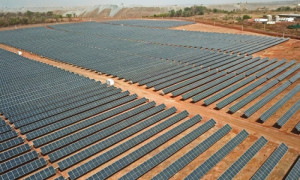 Une centrale hybride solaire à Fekola