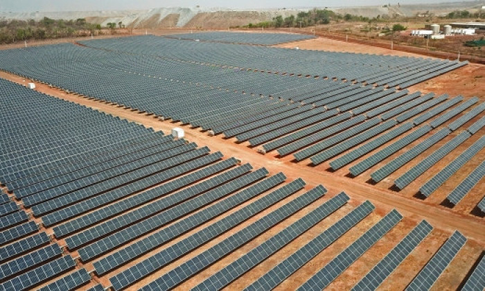 Une centrale hybride solaire à Fekola