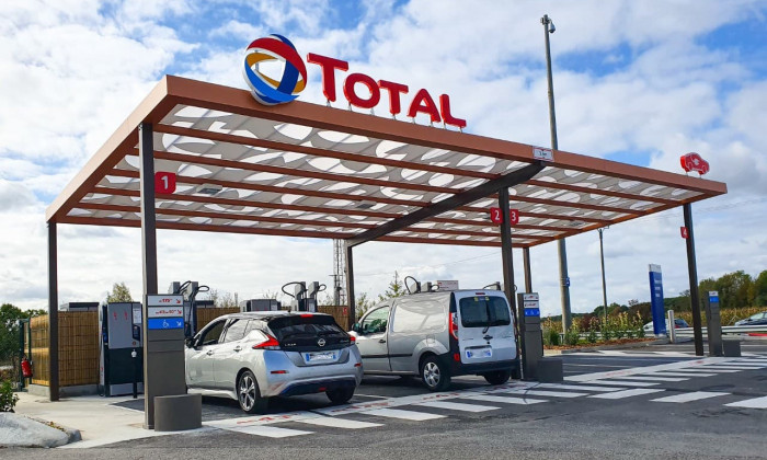TotalEnergies engage 200 millions deuros pour quiper ses stations dautoroutes en bornes de recharge haute puissance
