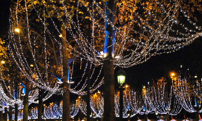 Les Champs-Élysées un peu moins éclairés pour économiser l'énergie