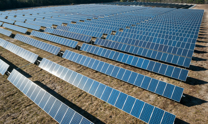 Les Emirats inaugurent l'une des plus grandes centrales solaires au monde